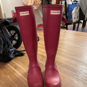 Hunter rain-boots,raspberry. Size 6. Barely used-very good condition